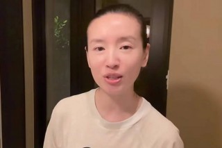 正版澳门天天彩免费资料大全_ 44岁的董洁近照中几乎秃顶。 儿子抱怨她不好看，董洁的反应太无奈了。